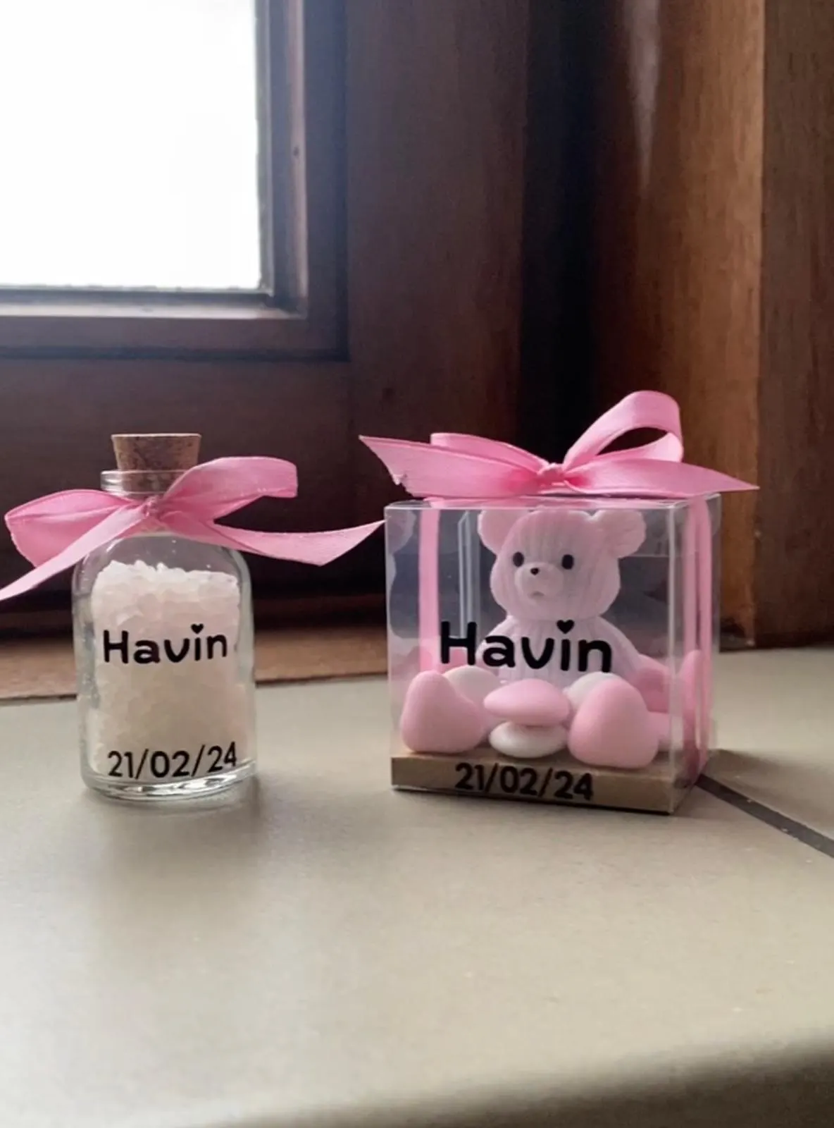 Roze doopsuiker flesjes en beren-doosjes met naam — geboortebedankje Antwerpen